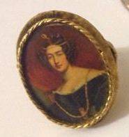 Beautiful vintage gold tone cameo ring