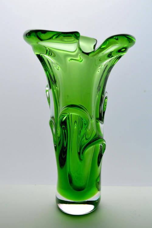 A DAZZLINGLY BEAUTIFUL EMERALD GREEN SKRDLOVICE VASE, DESIGNED BY JAN BERANEK (1933-)