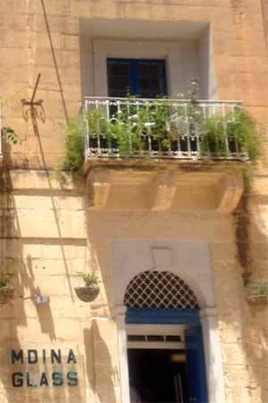 A MAGNIFICENT MICHAEL HARRIS MDINA ART GLASS VASE FROM THE 1970s : WITH MDINA LABEL INTACT!