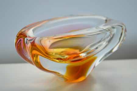 A DAZZLINGLY BEAUTIFUL NOVY BOR (BOROCRYSTAL) SCULPTURAL ART GLASS ASHTRAY / BOWL FROM THE 1960s