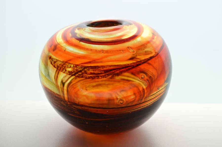 A MAGNIFICENT MICHAEL HARRIS MDINA ART GLASS VASE FROM THE 1970s : WITH MDINA LABEL INTACT!