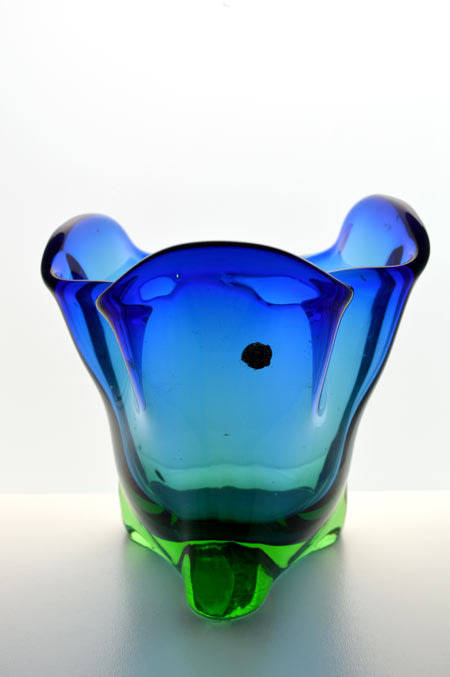 A DAZZLINGLY BEAUTIFUL NOVY BOR (BOROCRYSTAL) SCULPTURAL ART GLASS BOWL WITH LABEL FROM THE 1960s