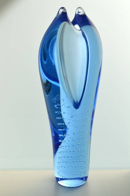 ** A DAZZLINGLY BEAUTIFUL MODERN BLUE CZECH ART GLASS VASE DESIGNED BY PAVEL JUDA IN 1985