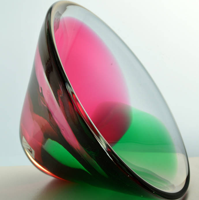 A DAZZLINGLY BEAUTIFUL ROSE PINK & EMERALD GREEN CZECH ART GLASS BOWL, HANDMADE AT ATELIER BERANEK