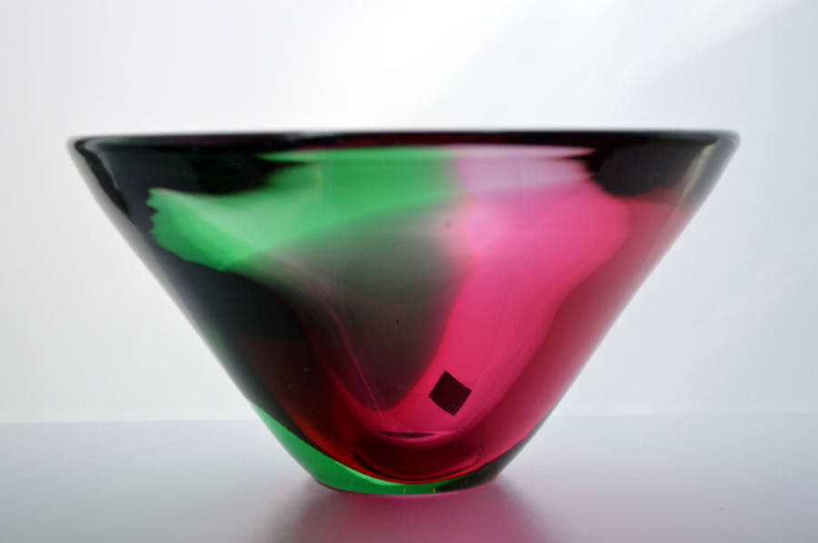 A DAZZLINGLY BEAUTIFUL ROSE PINK & EMERALD GREEN CZECH ART GLASS BOWL, HANDMADE AT ATELIER BERANEK