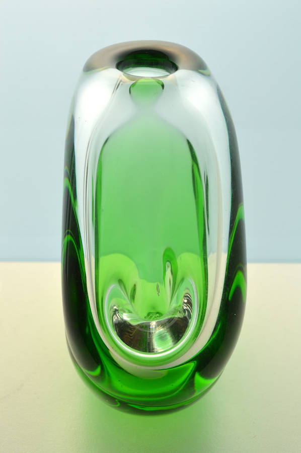 * A DAZZLING MODERNIST SKRDLOVICE ART GLASS SCULPTURAL VASE DESIGNED BY KAREL WUNSCH IN 1976