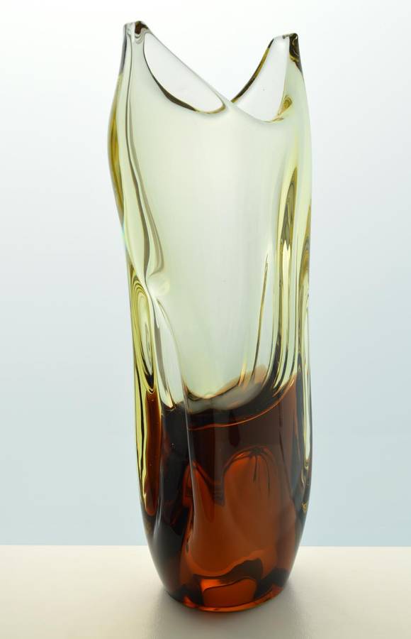 ELEGANT 1960s ZBS CZECH ART GLASS SCULPTURAL VASE, DESIGNED BY PROF MILOSLAV KLINGER (1922-1999)