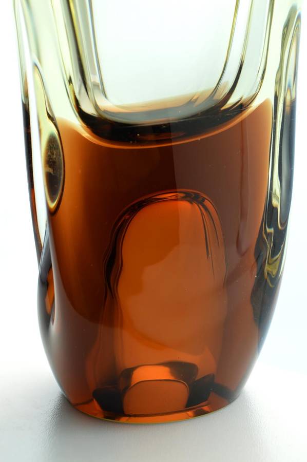 ELEGANT 1960s ZBS CZECH ART GLASS SCULPTURAL VASE, DESIGNED BY PROF MILOSLAV KLINGER (1922-1999)