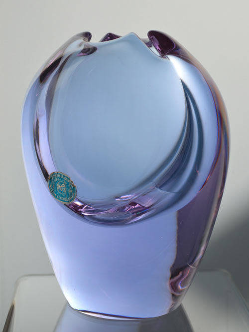 * SUPER ELEGANT LILAC-BLUE (NEODYMIUM) CZECH ART GLASS VASE, BY PROF MILOSLAV KLINGER (1922-1999)