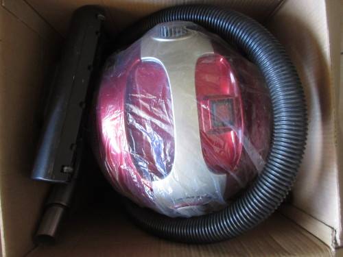 Genesis Hydrovac Plus 1600 w Wet/Dry Vacuum cleaner. Powerful and hassle free. Bagless. Preowned