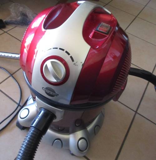 Genesis Hydrovac Plus 1600 w Wet/Dry Vacuum cleaner. Powerful and hassle free. Bagless. Preowned