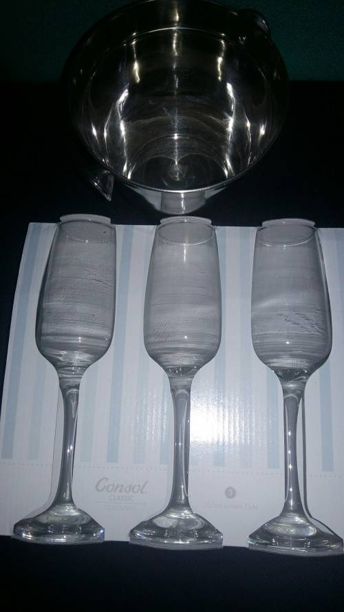 3 x 235ml Lorient Flute Wine Glasses includes 1lt stainless Steel Ice Bucket