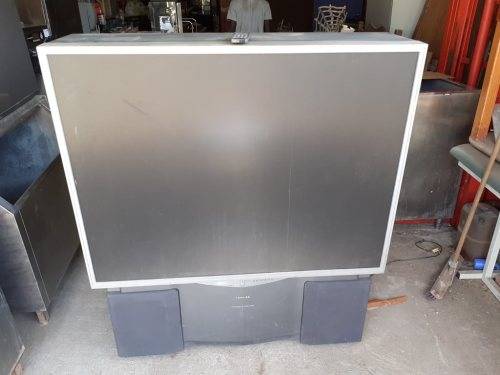 LARGE TV TOSHIBA DRAMATIC THEATRE