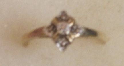 Stunning 9ct gold ring with very small diamond...