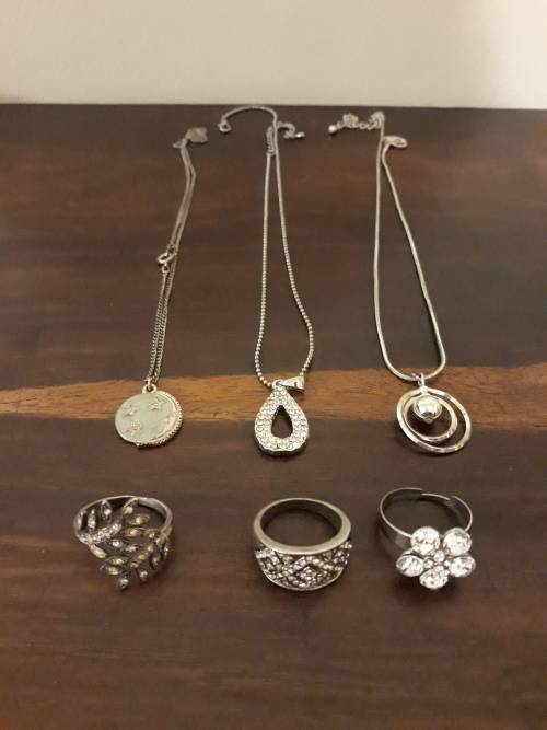 A Lovely Lot of Jewellery Items for One Bid!