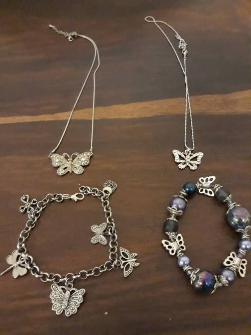 A Simply Stunning Lot of 4 Jewellery Items for One Bid!