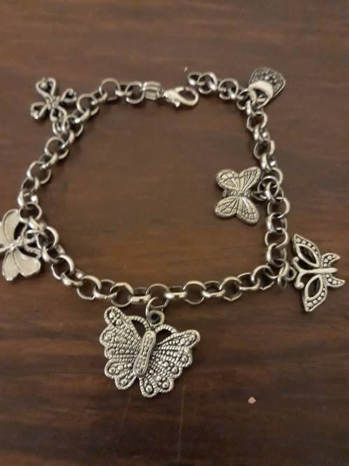 A Simply Stunning Lot of 4 Jewellery Items for One Bid!