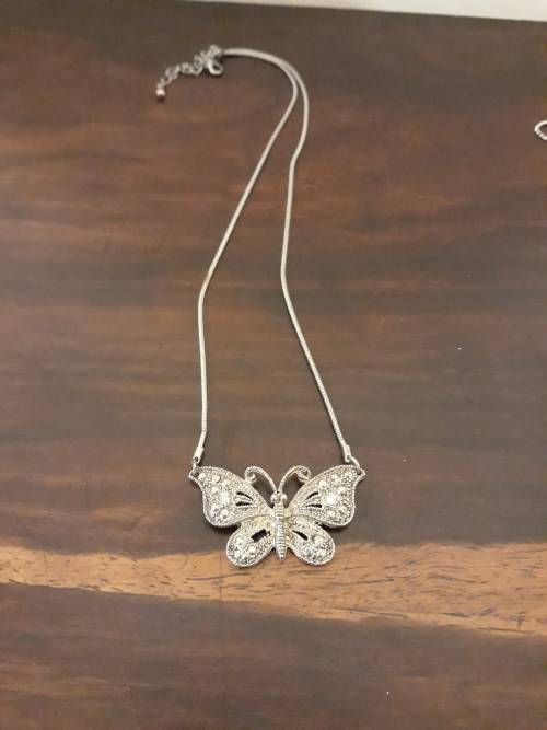 A Simply Stunning Lot of 4 Jewellery Items for One Bid!