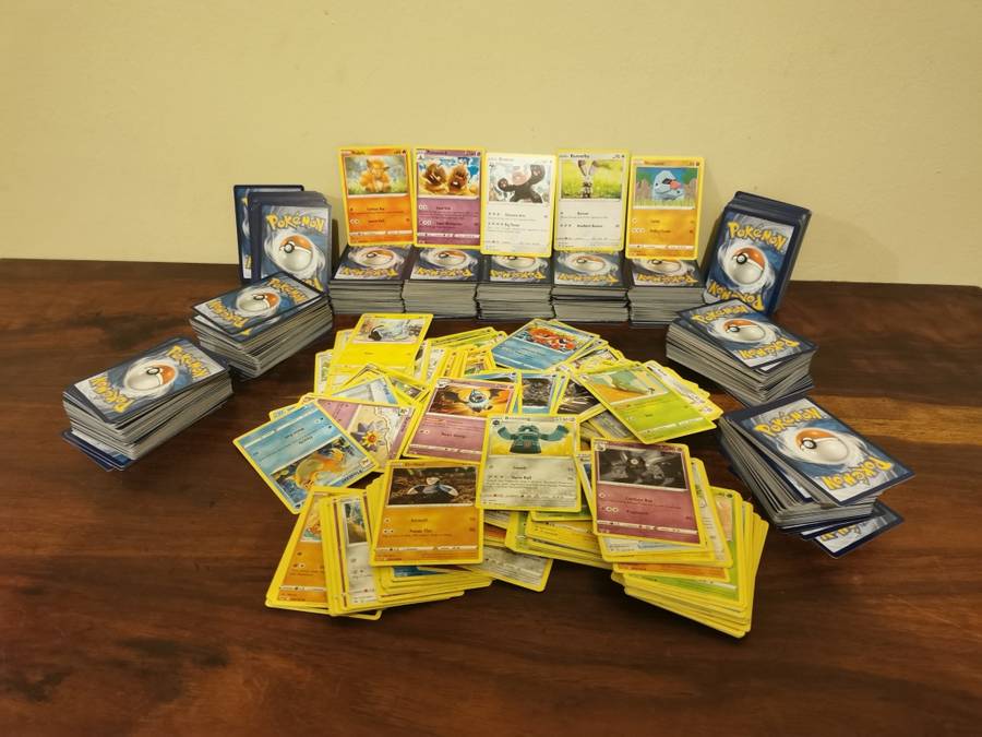 Huge Lot of Over 1250 Original Pokémon Cards