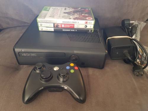 Xbox 360 Slim 250GB + 3 Games