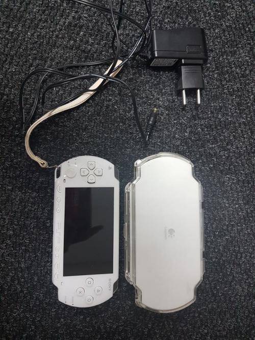Sony PSP 1000 White + 8GB Memory Card + Geneic Charger