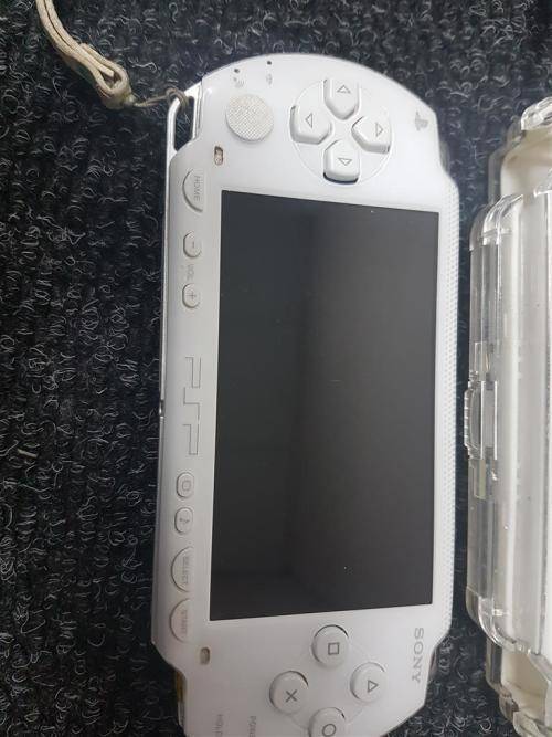 Sony PSP 1000 White + 8GB Memory Card + Geneic Charger