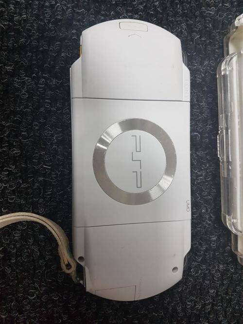 Sony PSP 1000 White + 8GB Memory Card + Geneic Charger