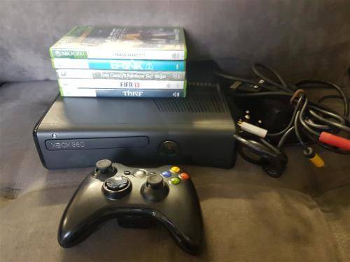Xbox 360 Slim 4GB + Wireless Controller + 5 Games