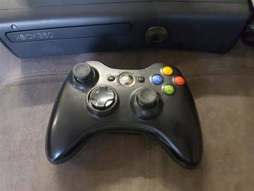 Xbox 360 Slim 4GB + Wireless Controller + 5 Games