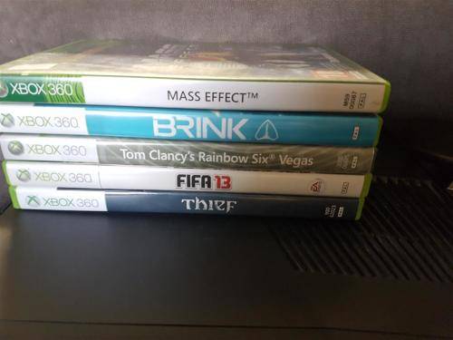 Xbox 360 Slim 4GB + Wireless Controller + 5 Games