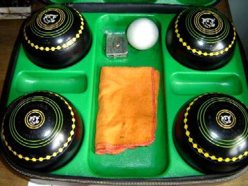 Henselite Lawn Bowls Size 5, with Bag, Kitty & Measure.