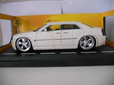 Chrysler 300C - Dub City Kustoms - 1:18 White (NIB)8