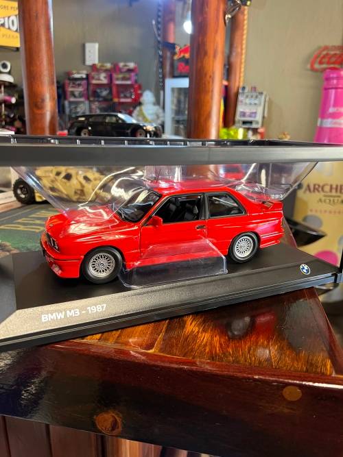 BMW E30 M3 1987 - Minichamps 1/18 scale - Bmw Dealer edition -Brand New