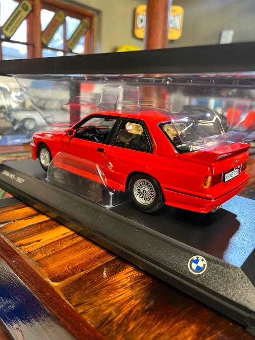 BMW E30 M3 1987 - Minichamps 1/18 scale - Bmw Dealer edition -Brand New