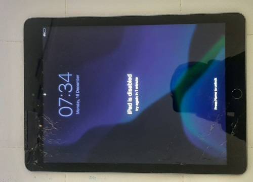 Apple iPad (6th gen) A1974 128gb WiFi + Cellular (For Spares)