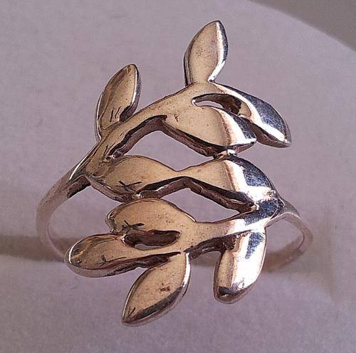 PRETTY LEAVES STERLING SILVER RING