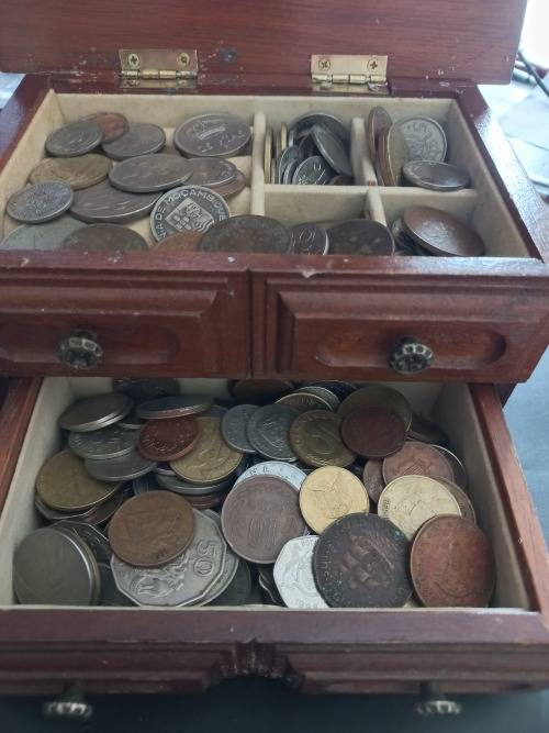 Trinket box filled with 250 mixed coins. Bargain starting price