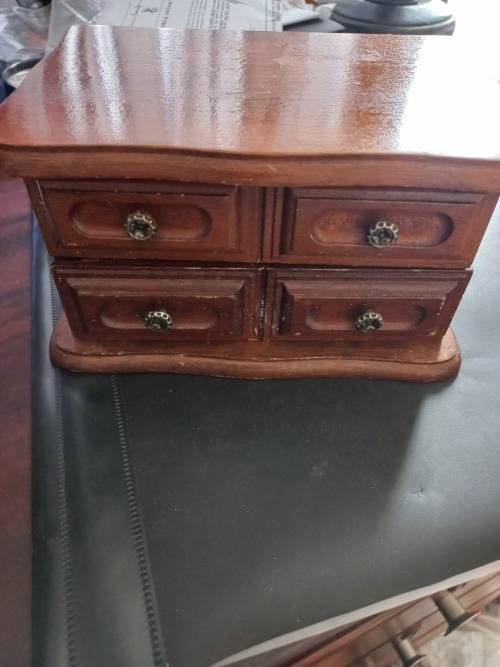Trinket box filled with 250 mixed coins. Bargain starting price