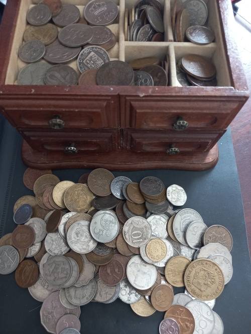 Trinket box filled with 250 mixed coins. Bargain starting price