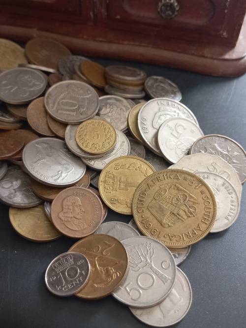 Trinket box filled with 250 mixed coins. Bargain starting price