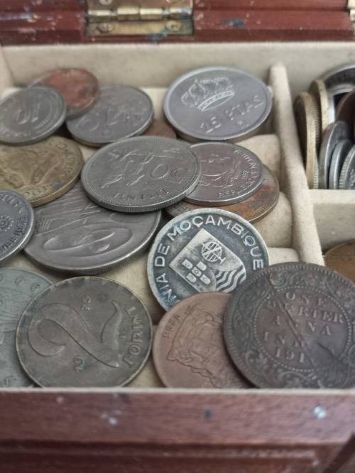 Trinket box filled with 250 mixed coins. Bargain starting price