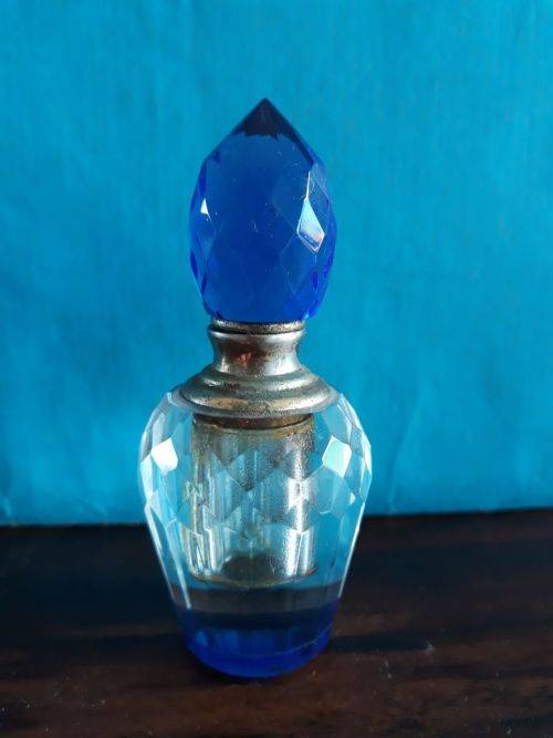 BEAUTIFUL BLUE PERFUME BOTTLE