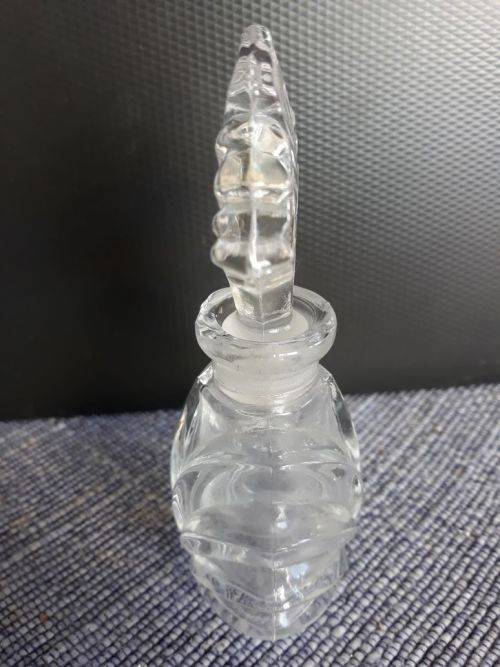 THIS EXQUISITE VINTAGE BOTTLE IS SOMETHING TO BEHOLD!