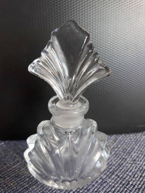 THIS EXQUISITE VINTAGE BOTTLE IS SOMETHING TO BEHOLD!