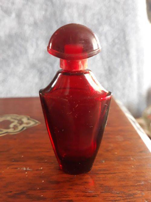 LOVELY RED MINIATURE PERFUME BOTTLE