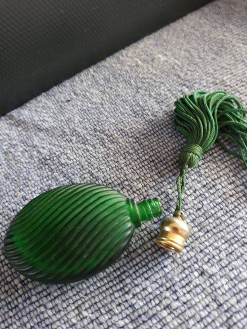 BEAUTIFUL GREEN RIBBED PERFUME BOTTLE WITH A TASSLE