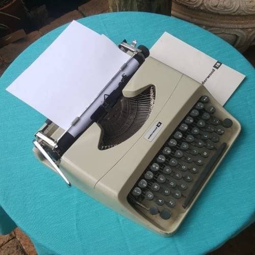 AN OLD 1960s UNDERWOOD 18 TYPEWRITER
