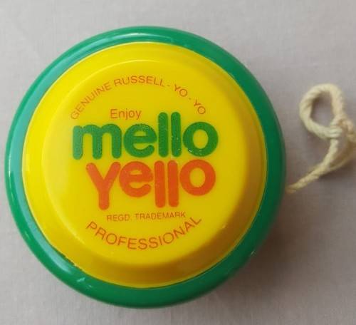 VINTAGE GENUINE RUSSELL MELLO YELLO YO-YO IN NEAR PERFECT CONDITION VERY RARE
