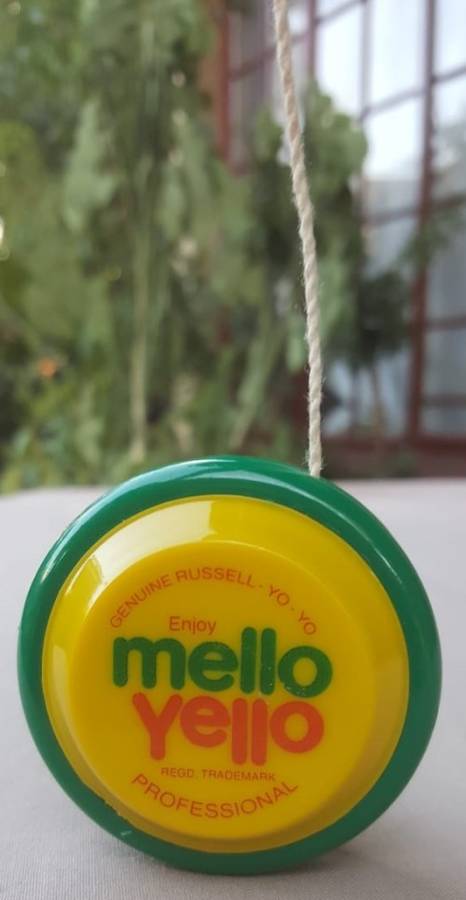 VINTAGE GENUINE RUSSELL MELLO YELLO YO-YO IN NEAR PERFECT CONDITION VERY RARE