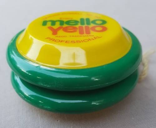 VINTAGE GENUINE RUSSELL MELLO YELLO YO-YO IN NEAR PERFECT CONDITION VERY RARE